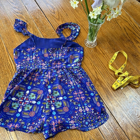 Everly floral short romper, size small, great condition. Lined. - Picture 11 of 14